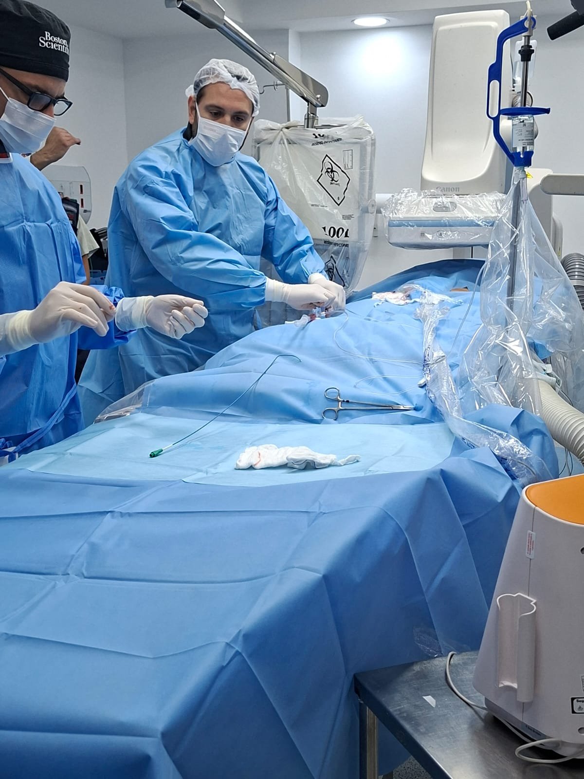 Equipe durante procedimento de hemodinâmica