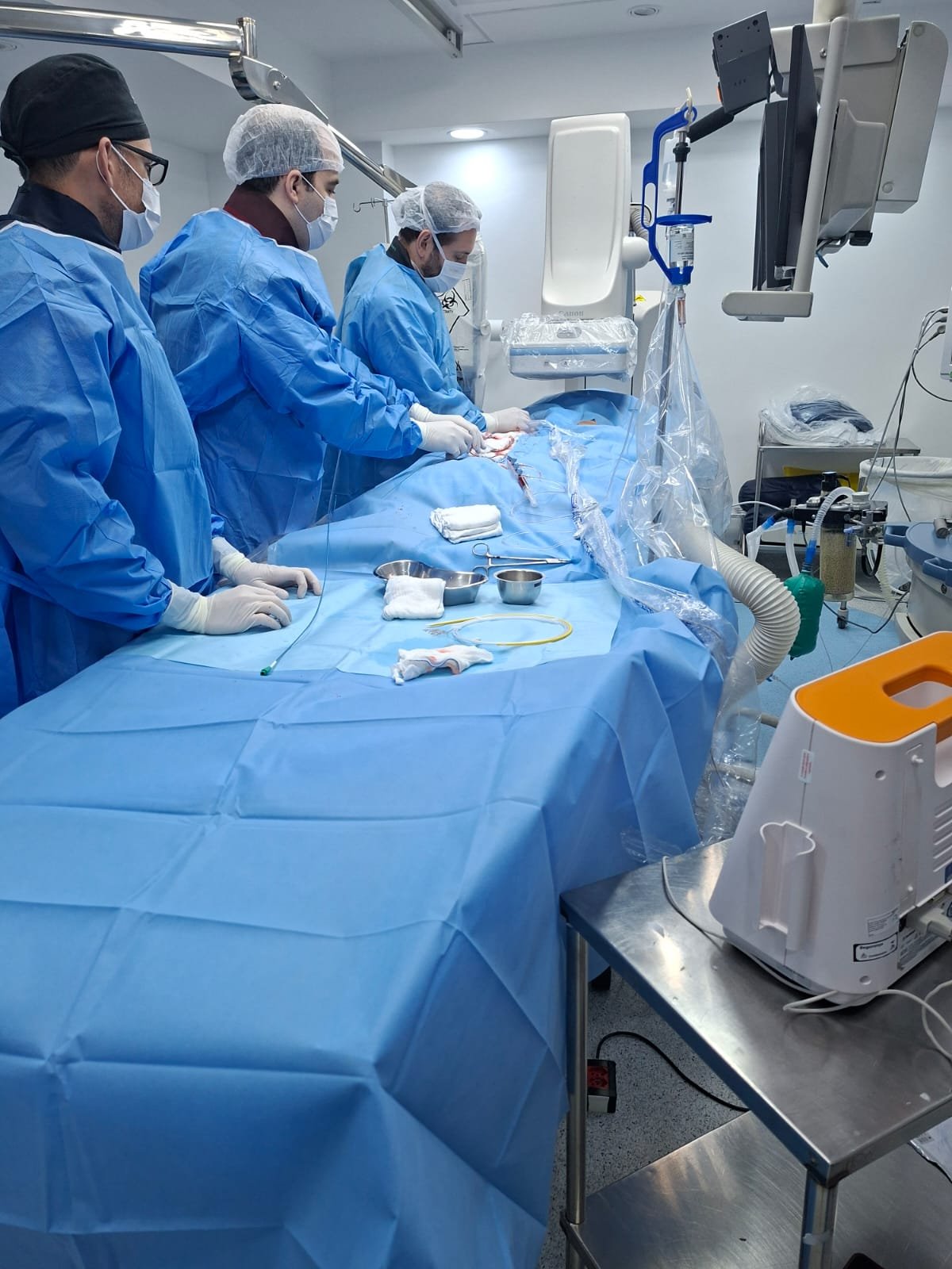 Equipe durante procedimento de hemodinâmica